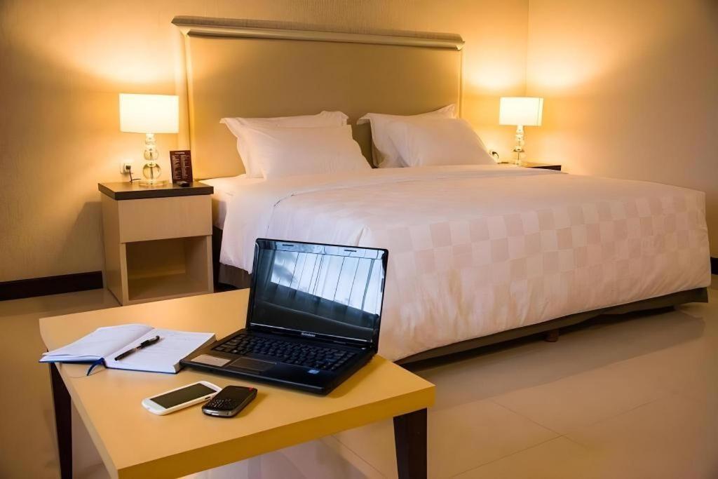 Bella Hotel Surabaya Eksteriør billede